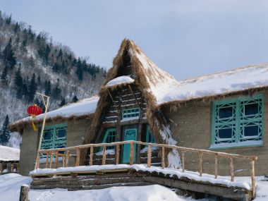 中国东北雪乡特色茅草屋与红灯笼