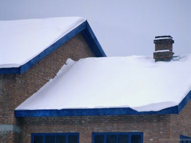 冬季积雪的红砖房顶