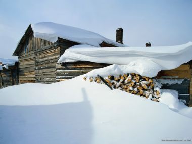 北欧乡村冬季木屋与积雪柴火