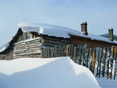 北欧乡村冬季雪景木屋
