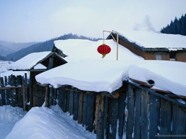 中国乡村冬日雪景与红灯笼