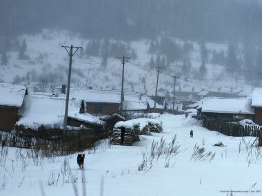 北欧乡村冬季雪景与木屋