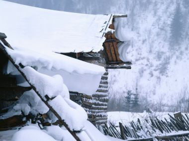 雪中木屋与乡村冬景