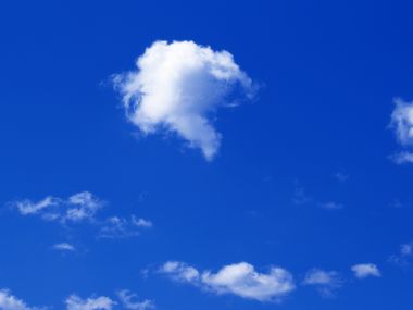 湛蓝天空下的洁白积云