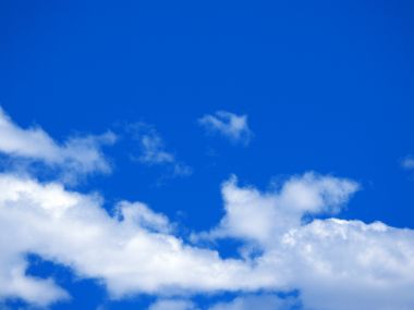 湛蓝天空下的洁白云朵