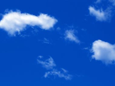 湛蓝天空下的洁白云朵