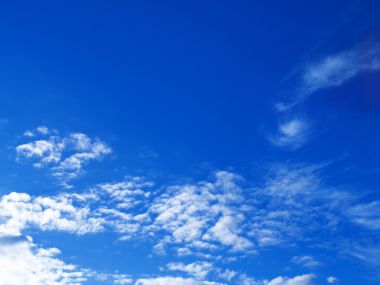湛蓝天空下的洁白云朵