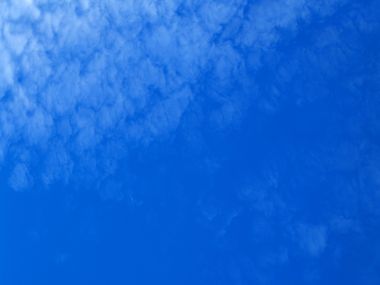 湛蓝天空下的洁白云朵