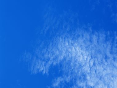 湛蓝天空下的洁白云朵