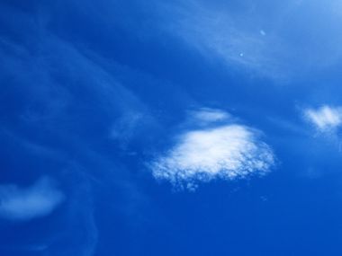 湛蓝晴空下的洁白云朵