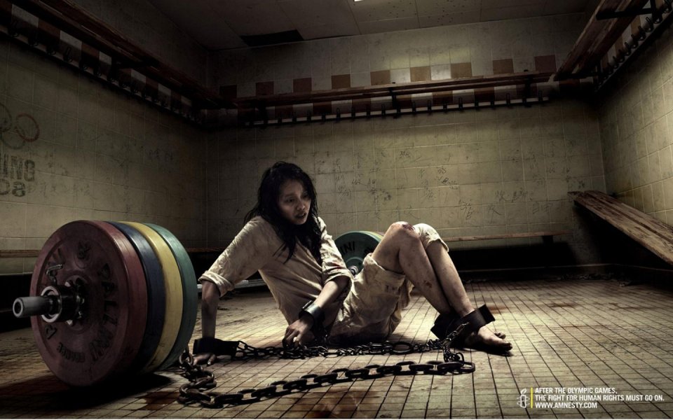 被铁链束缚的女性在体育馆内，象征人权压迫