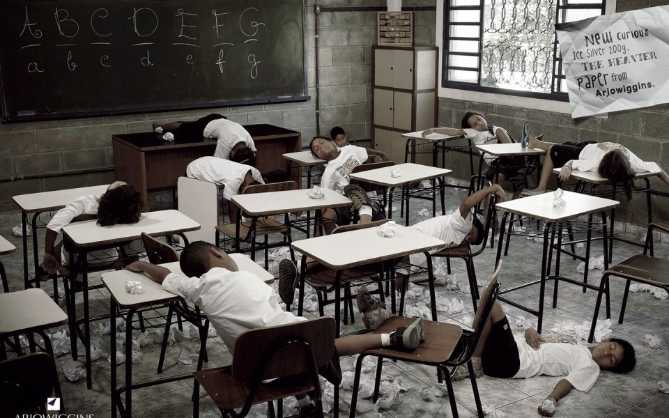 菲律宾教室创意广告：学生与纸团的趣味对决