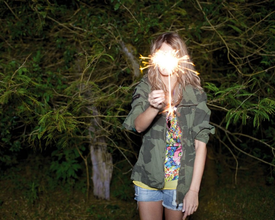 巴西模特Flavia de Oliveira手持烟花棒夜景写真