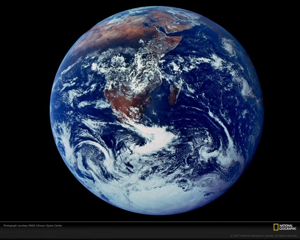 地球从太空视角看非洲与云层的壮丽景象