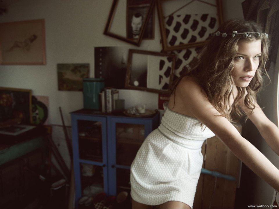 Louise Pedersen White Dress 室内写真