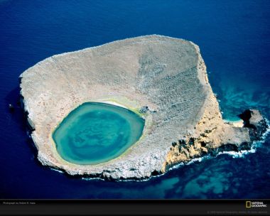 美国火山岛环形湖航拍图