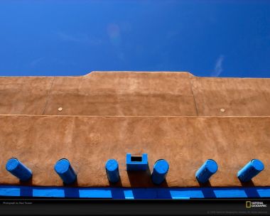 Navajo土坯建筑与蓝色装饰细节