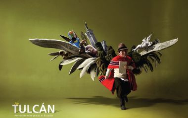 厄瓜多尔图尔坎旅游宣传海报，男孩背负文化象征翅膀奔跑