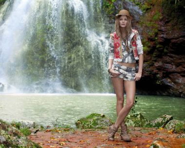 Flavia de Oliveira 在瀑布前的时尚写真