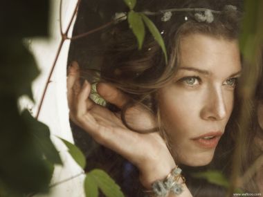 Louise Pedersen 花环少女静谧凝视
