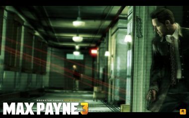 《Max Payne 3》游戏场景：麦克斯·佩恩在昏暗走廊持枪潜行